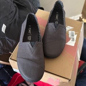 TOMS WOMENS BROWN FLATS